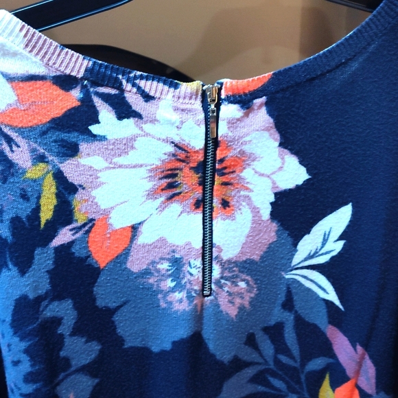 💲3 for $20💲Cable & Gauge XL Navy Floral LS Lightweight HiLo Sweater - Picture 4 of 6